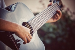 Ilustrasi bermain gitar (Sumber: pixabay.com/sweetlouise)