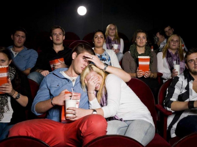 Sepasang Kekasih Menonton Di Bioskop. Sumber Hipwee