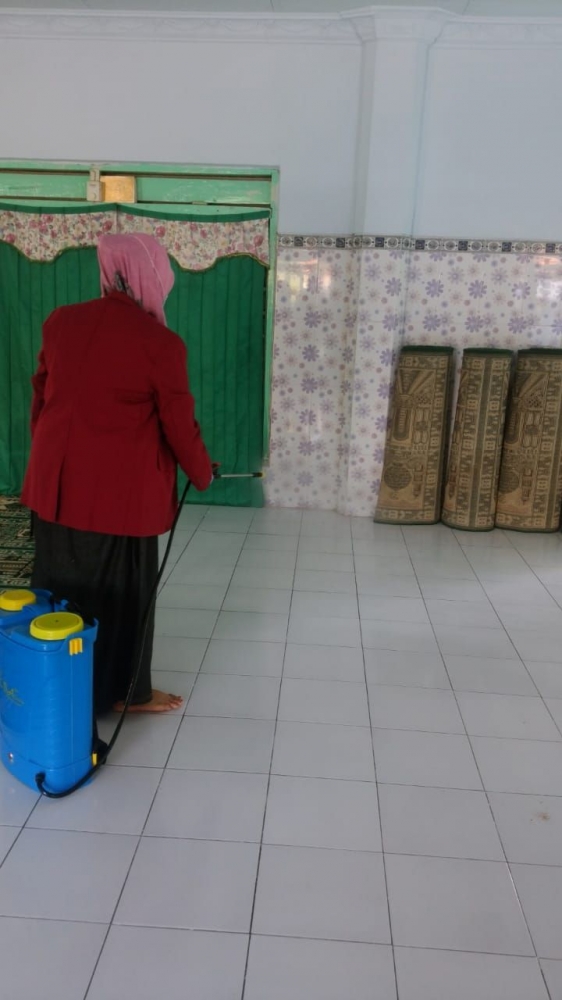Gambar Penyemprotan Desinfektan ( Sumber Gambar : Angela Hafshania Putri )