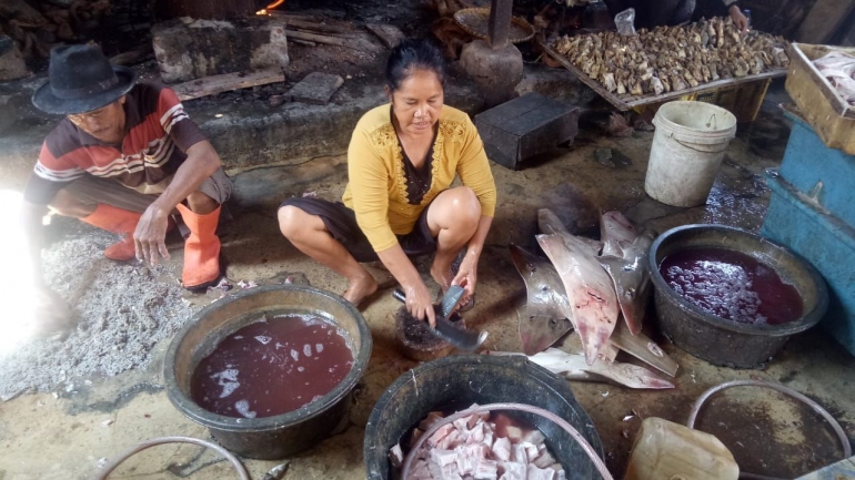 teman-teman Waedah sedang mengirisi ikan yang akan diasap. Dokpri