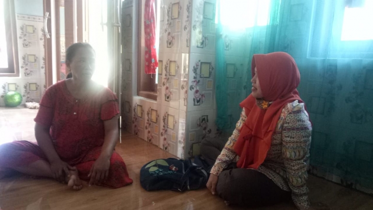 Ni'matun Nisa, pendamping PKH desa Kluwut sedang melakukan kunjungan.