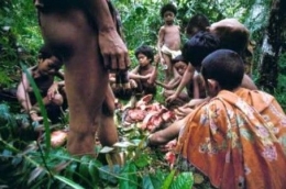 Orang Rimba berbagi makanan diantara anggota kelompoknya (Gambar: Aulia Erlangga/KKI Warsi)