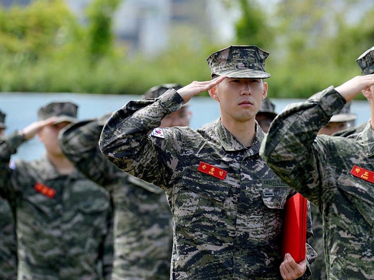 Pemain Sepakbola Asal Korea, Son H.M. mengikuti Wajib Militer (Sumber foto: South Korean Marine Corps via Ge/Handout)