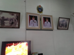 Dua foto Ir. Sukarno bersama S. Syahrir dan H. Agus Salim di ruang tamu (Dokpri)