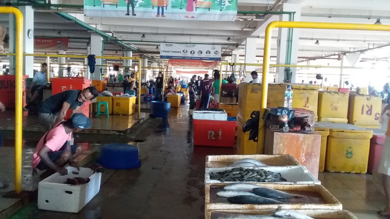 Gambar 4 dan 5, Suasana lapak di Pasar Ikan Modern Muara Baru di sore hingga malam hari. Sumber foto: koleksi pribadi