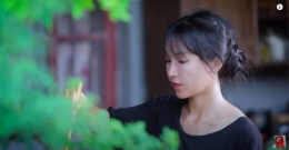 Li Ziqi, Youtuber asal China yang mengangkat kesehariannya hidup di desa menjadi konten video| Sumber: Chanel Youtube Liziqi/Tangkapan layar Kompas.com