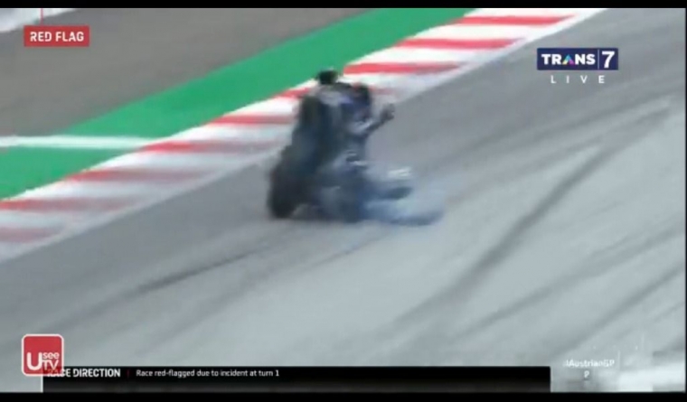 Vinales harus menjatuhkan diri agar tidak terseret motornya yang gagal ia kendalikan. Gambar: Motogp/Trans7/Useetv