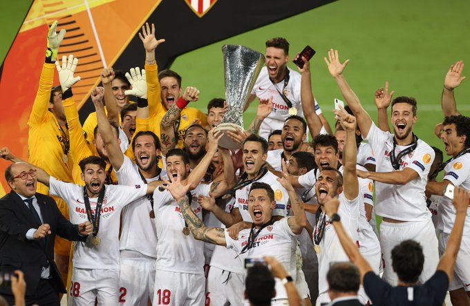 Sevilla rayakan gelar keenam Liga Europa setelah kalahkan Inter di final Liga Europa 2020. | foto: Twitter @EuropaLeague
