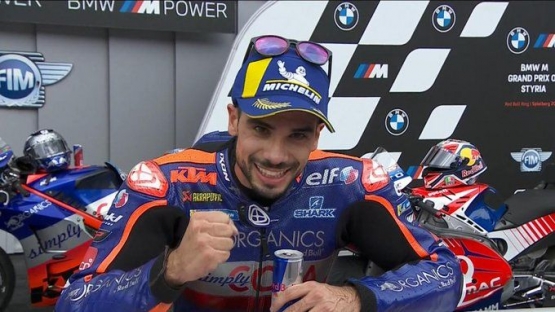 Oliveira tampak sangat bahagia meraih kemenangan perdananya di MotoGP. Gambar: Motogp.com