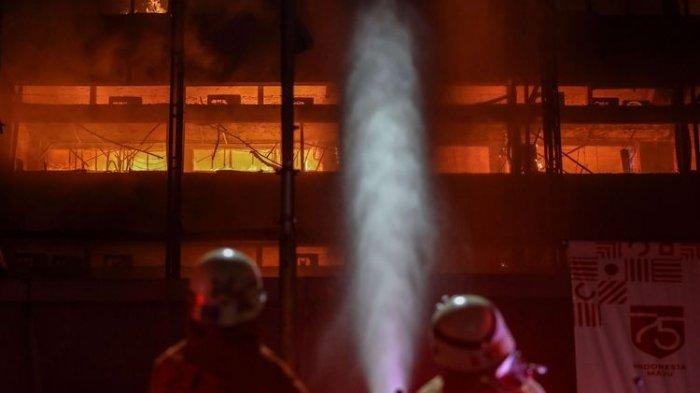 ilustrasi gedung terbakar. (Foto: KOMPAS.com/GARRY ANDREW LOTULUNG)