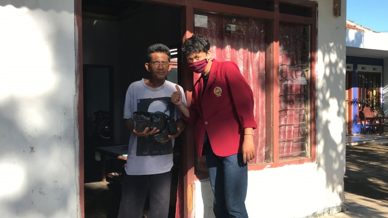 Mahasiswa Universitas Muhammadiyah Malang Membagikan Tanaman Toga Bagi Warga Desa Kedawungkulon, Kecamatan Grati, Kabupaten Pasuruan|Dokpri
