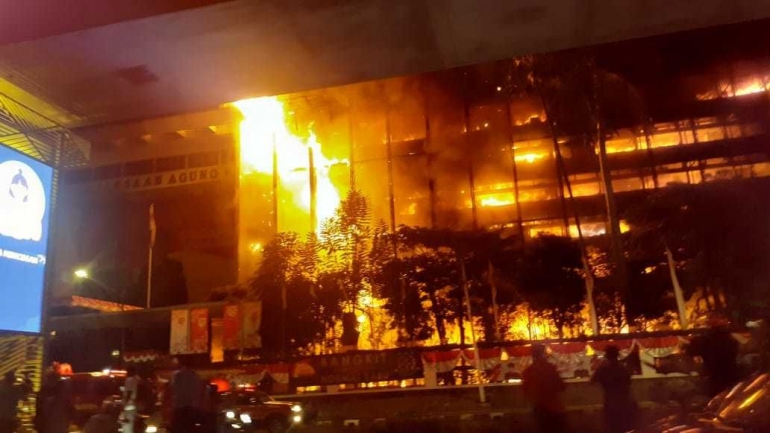 Gedung Kejaksaan Agung RI Terbakar pada Sabtu, 22 Agustus 2020, Sumber [ Indozone ]