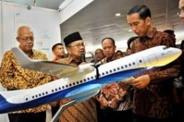 B.J. Habibie Menjelaskan Kepada Bapak Presiden Jokowi, tentang rencana pembuatan pesawat R80 (Sumber: katadata.co.id)