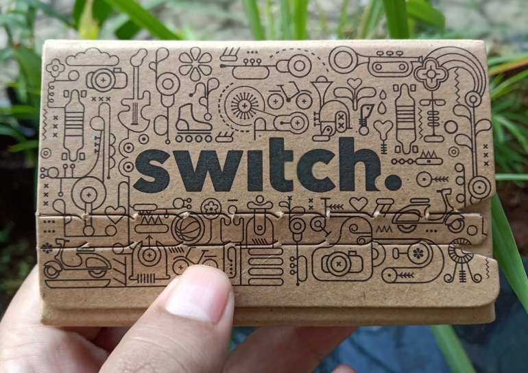 Kemasan kartu perdana switch yang unik (foto: widikurniawan)
