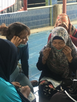Proses pelatihan pembuatan masker kain oleh Mahasiswa IPB University dalam kegiatan KKNT di Kota Batam (dok. pribadi)