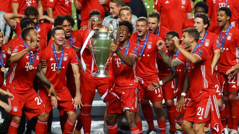 Kingsley Coman (mengangkat piala) menjadi penentu kemenangan Bayern Munchen 1-0 atas PSG di final Liga Champions, Senin (24/8) dini hari tadi. Coman menjadi pemain pertama yang mencetak gol ke gawang mantan klubnya di final Liga Champions/Foto: eurosport.com