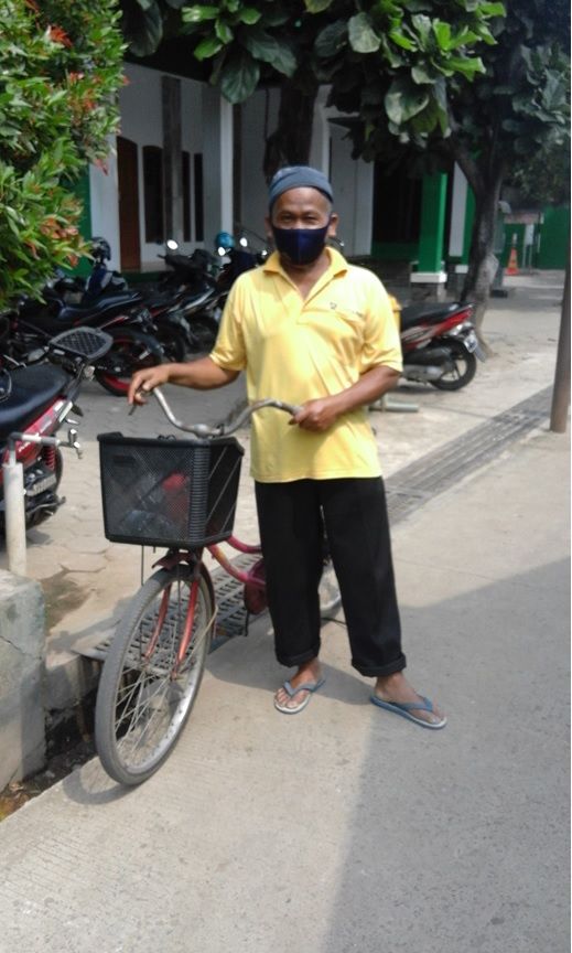 Pak Sulaiman dan sepedanya sedang keliling menawarkan kacang bawang/dokpri