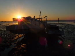 Matahari di balik perahu nelayan. Gambar dokpri