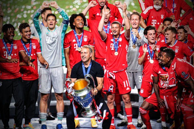 Hansi Flick dan pemainnya merayakan trofi Liga Champions Bayern di panggung juara. | foto: Twitter @brfootball