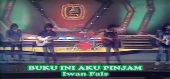 Iwan Fals dan band nya pentas pada panggung Aneka Ria Safari (angkapan layar youtube)