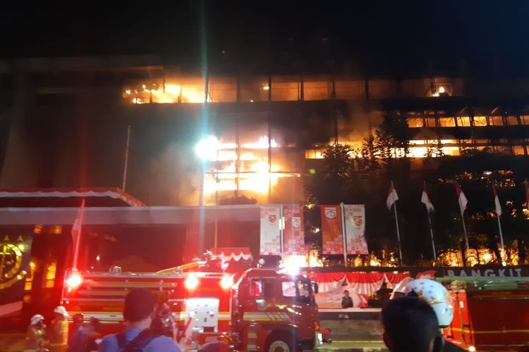 Kebakaran di Gedung Kejaksaan Agung, Jalan Sultan Hasanudin Dalam, Kecamatan Kebayoran Baru, Jakarta Selatan, Sabtu (22/8/2020) malam. Hingga saat ini, 31 unit pemadam kebakaran dan 135 personel diterjunkan untuk memadamkan api.(KOMPAS.com/GARRY LOTULUNG)