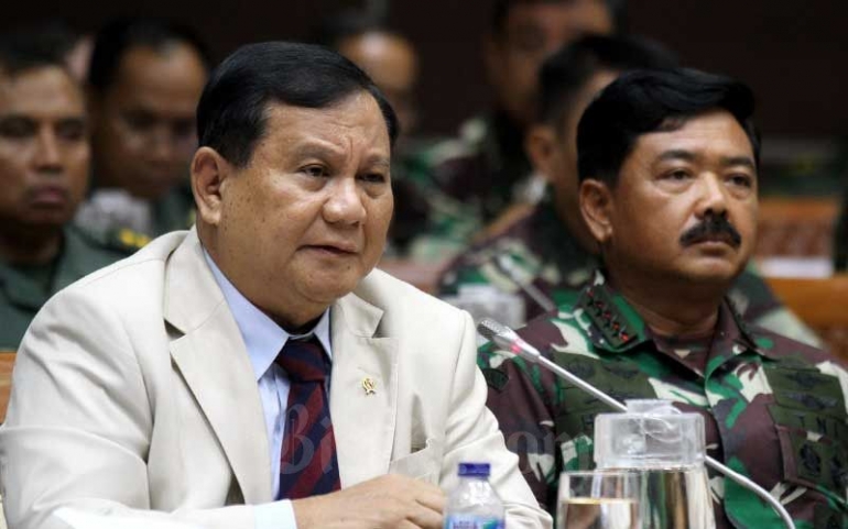 Menteri Pertahanan Prabowo Subianto dan Panglima TNI Marsekal Hadi Tjahjanto | Sumber gambar: bisnis.com