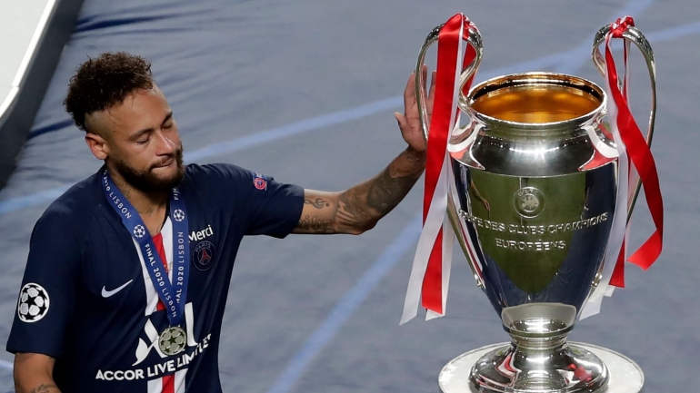 Neymar terakhir mengangkat Piala Liga Champions pada tahun 2015 bersama Barcelona (Foto Skysports.com) 
