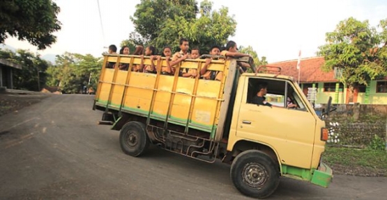 Ilustrasi pelajar naik truk | source: edunews.id 