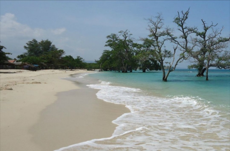 Pantai Pasir Putih, Pesona Alam Yang Harus Anda Nikmati Halaman 1