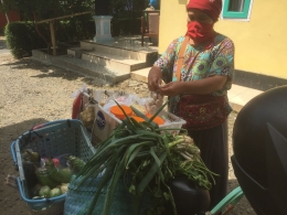 Ibu Sarwen sedang berdagang sayur di Desa Pasinggangan. Selasa, 25 Agustus 2020 (DOKPRI)