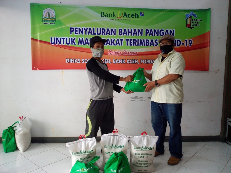 Dr Taqwaddin Husin SH, Menyerahkan Paket Bahan Pangan untuk Jurnalis (doc Pribadi)