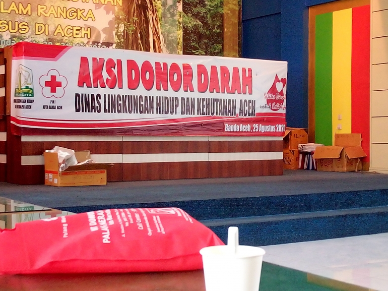 Spanduk Acara Donor Darah di kantor DLHK Aceh (doc Pribadi)