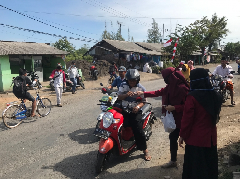 Mahasiswa Universitas Muhammadiyah Malang Bagi-Bagi Masker Untuk Warga Desa Kedawungkulon|Dokpri