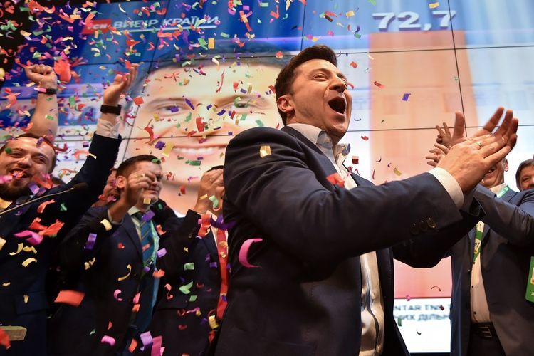 Volodymyr Zelensky merayakan kemenangan di Pilpres Ukraina 2019 (Foto: AFP/Genya Savilov)
