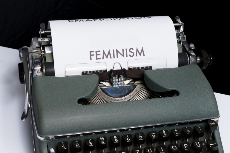 ilustrasi menuliskan opininya mengenai feminisme. (sumber: pixabay.com/viarami)