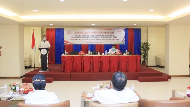 Berdiri di podium, Denny Irawan Saardi menyampaikan sambutan pada Pembukaan FGD Inventarisasi Koleksi Museum Karaeng Pattingalloang (26/08/20). | Dokpri