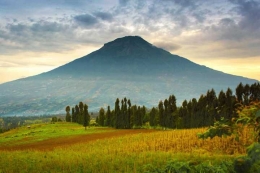 Gambar 2 : Gunung Sumbing https://www.superadventure.co.id
