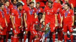 Alphonso Davies mengangkat trofi Liga Champions 2019/2020 setelah menang 1-0 vs PSG | headtopics.com