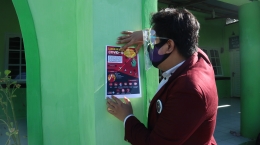 Penempelan poster di Masjid Desa Huntu (Dokpri)