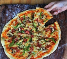 Premium Pizza Salah Satu Menu Andalan Toko Pizza (Sumber : Instagram Toko Pizza)