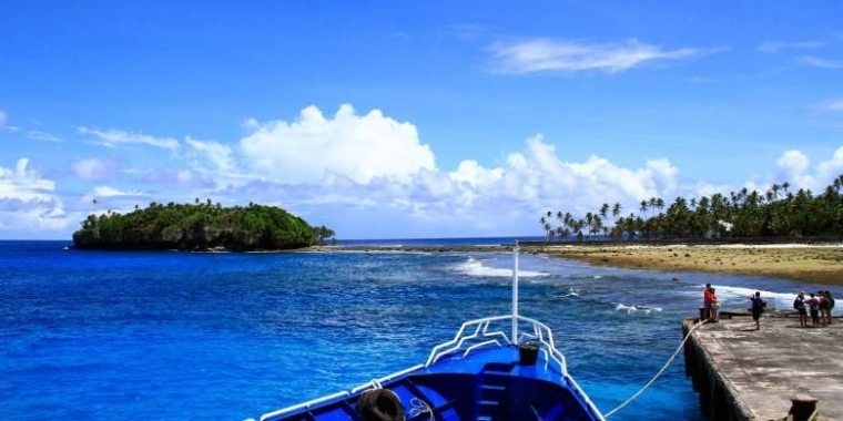 Salah satu sudut pantai di Pulau Miangas, Kabupaten Kepulauan Talaud, Sulawesi Utara, dengan latar Tanjung Wora yang terlihat dari arah dermaga.(KOMPAS.COM/RONNY ADOLOF BUOL)