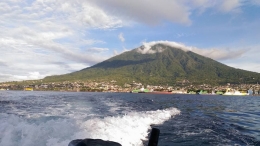 Kota Ternate dan G. Gamalama, dilihat dari arah laut menuju Sofifi. Sumber: Dokpri