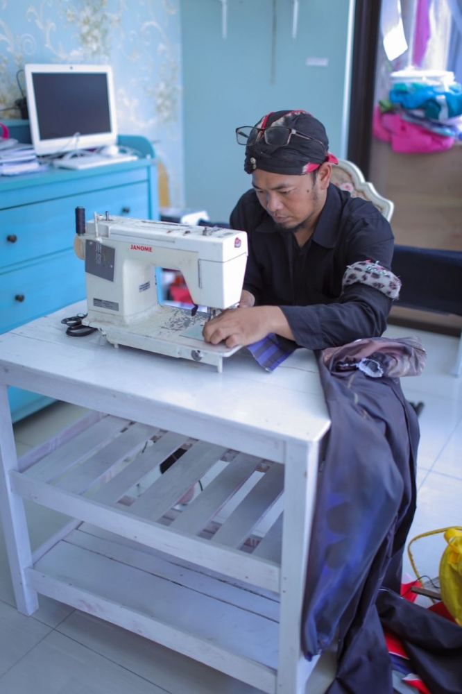 Ivan tengah asyik membuat APD di rumahnya (foto: Ivan Brexele)