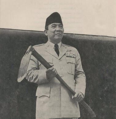 Foto Bung Karno dan Cangkul (idsejarah.net)