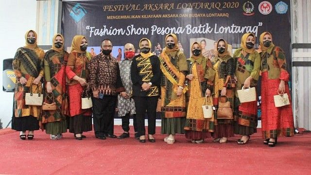 Ketua PKK SulSel (tengah) bersama para Finalis dan Tim Juri Fashion Show Pesona Batik Lontara (27/08/20). | dok. ambae