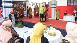 Ketua PKK SulSel (duduk berhijab kuning) menyaksikan penampilan finalis Fashion Show Pesona Batik Lontara (27/08/20). | dok. ambae
