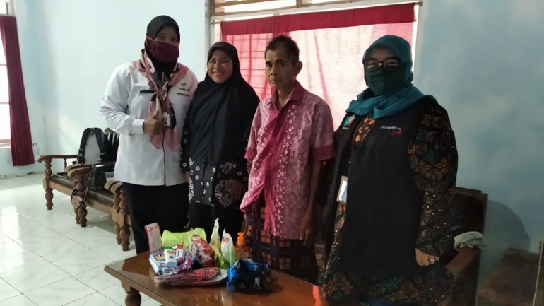 Kunjungan supervisor dan kader kepada penerima manfaat(Sumber:Dokpri)