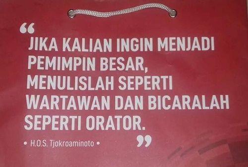 Kata-kata HOS Cokroaminoto yang menginspirasi Sukarno seperti tampak pada sebuah tas dari pameran sejarah 2018 (koleksi pribadi)