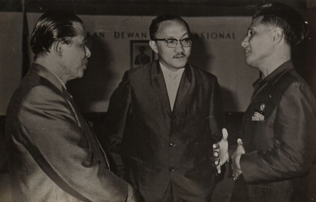 Usmar Ismail bersama Djamaluddin Malik dan Budiardjo, Menteri Penerangan  (sumber: Sinematek Indonesia, 1968)