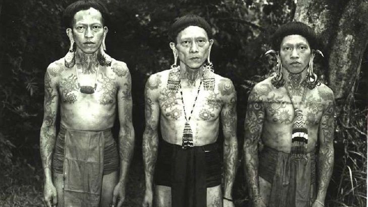 Tato asli suku dayak (Sumber gambar: https://merahputih.com/post/read/uniknya-tato-suku-dayak-kolaborasi-teknik-simbol-dan-pemaknaan)